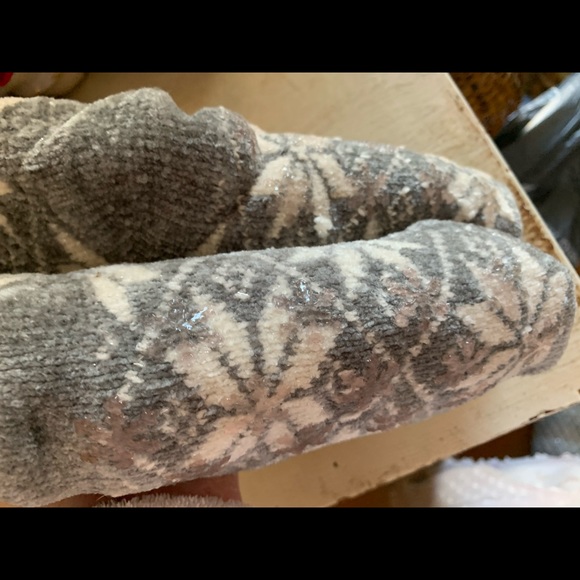 ($6 OR🍀FREE BUNDLE!😃)-Like New Cute ❄️Snowflake white gray slipper socks - Picture 2 of 5